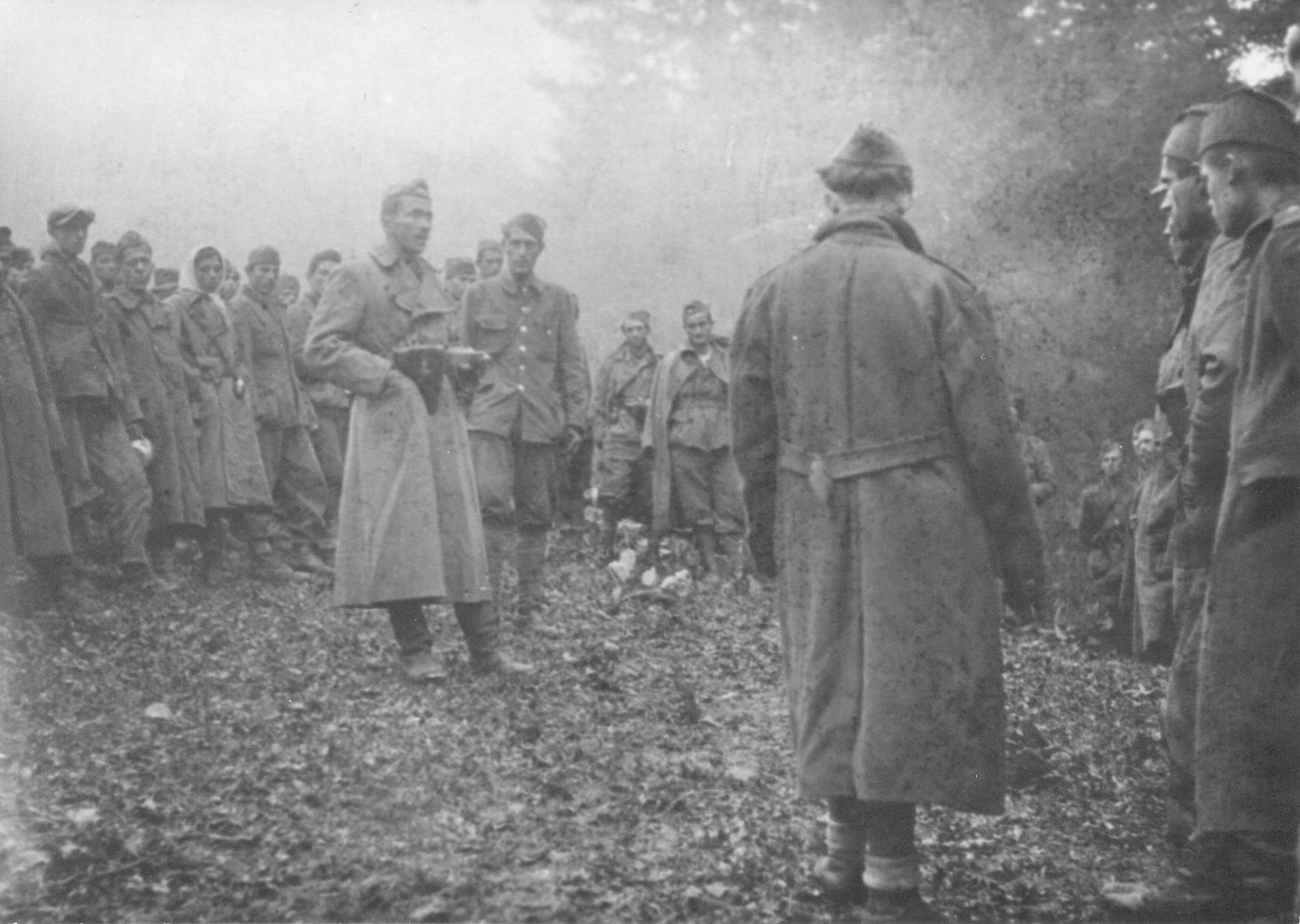 komandant prve prolet. brigade danilo lekić govori borcima uoči proboja preko sutjeske lipanj 1943