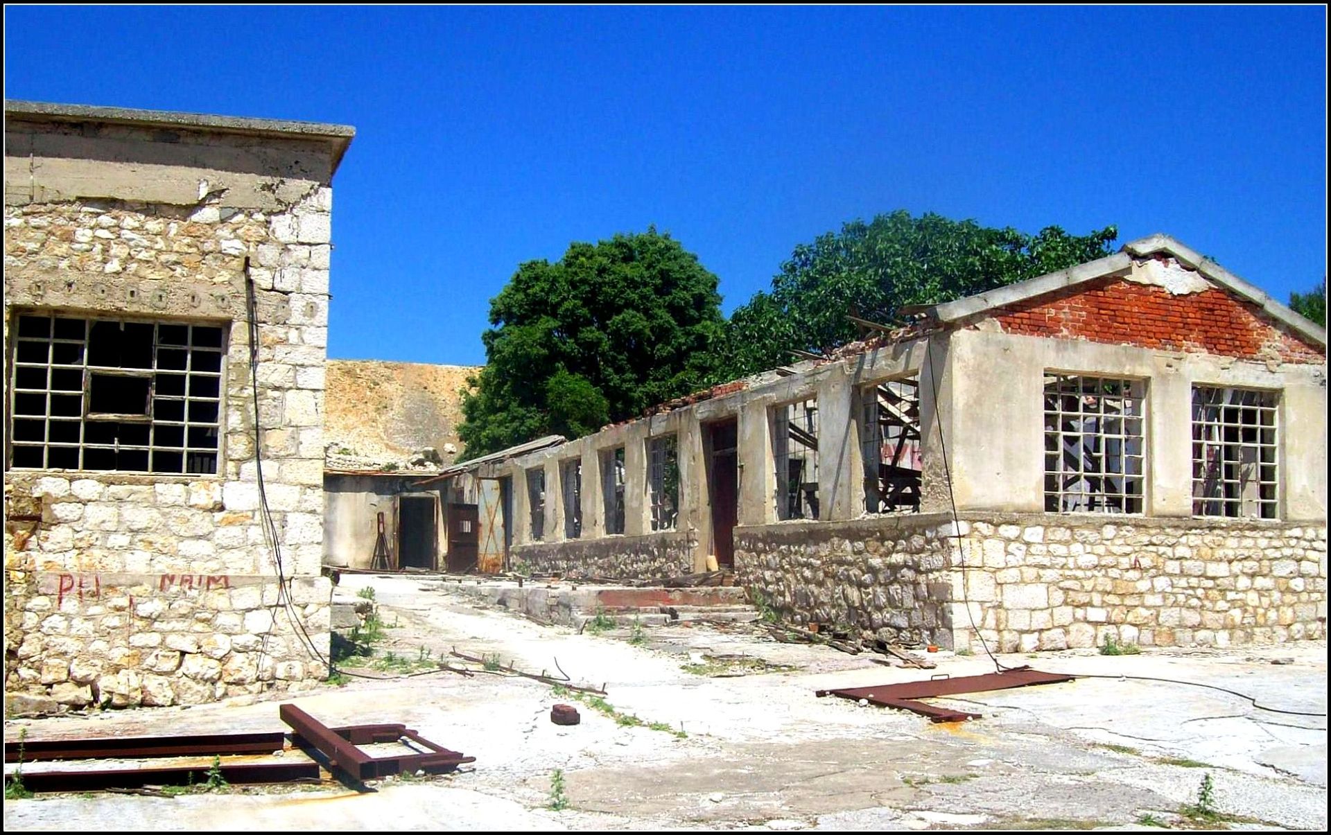 Old_Jail,_Goli_Otok_-_panoramio