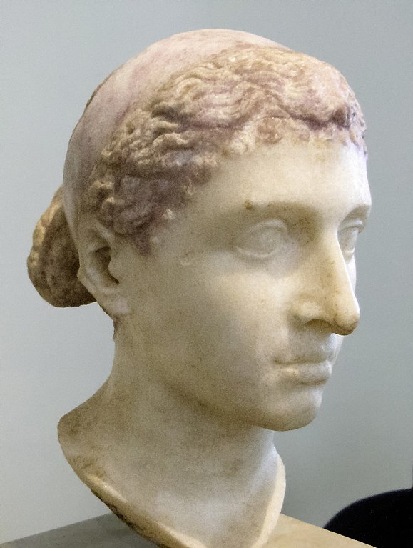 579px-Kleopatra-VII.-Altes-Museum-Berlin1