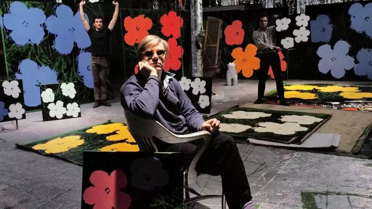 Slika 4 - Warhol s asistentima u svojoj Tvornici tijekom rada na ciklusuCvijeće, ljeto 1964.