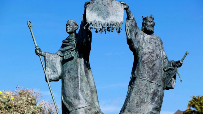 Što je „nacija“ i što joj prethodi David Annand, statua arbroathskog opata i Roberta Brucea koji u zraku drže Declaraciju iz Arbroatha (2001.)